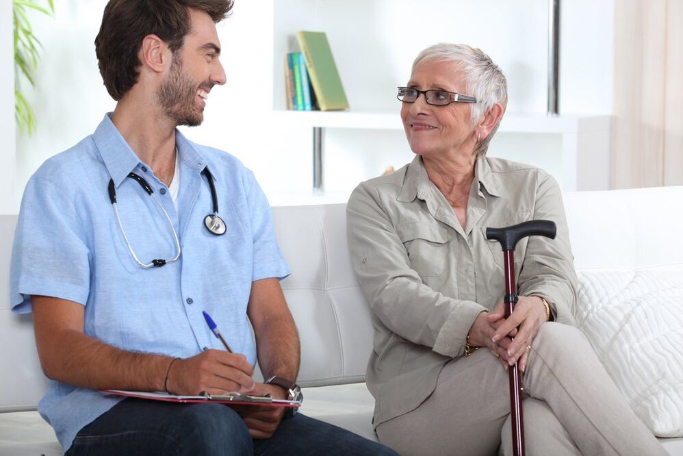 consultation with a doctor about hip arthrosis